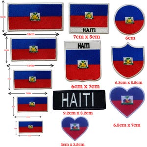 Puede incluir: Un conjunto de parches bordados con la bandera haitiana en varias formas y tamaños. Los parches muestran la bandera azul y roja con el escudo de armas haitiano. Algunos parches incluyen la palabra "HAITI". Medidas en centímetros.