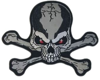 Könnte beinhalten: Ein schwarz-weißes Totenkopf- und Knochenkreuz-Patch mit roten Augen. Der Schädel hat eine rissige Oberfläche und ein detailliertes Design.