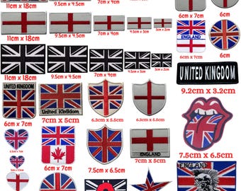 Könnte beinhalten: Eine Sammlung gestickter Aufnäher mit den Flaggen des Vereinigten Königreichs, Englands und Kanadas. Die Aufnäher sind in verschiedenen Größen und Formen erhältlich, darunter rechteckig, schildförmig, herzförmig und sternförmig. Einige Aufnäher enthalten Text wie "England" und "United Kingdom".