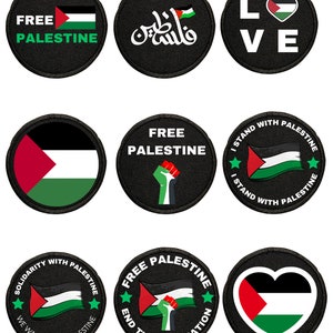 Puede incluir: Nueve parches circulares negros y blancos con diferentes diseños y textos relacionados con Palestina. Los parches presentan la bandera palestina, la palabra árabe para Palestina, las palabras "Free Palestine", "I Stand With Palestine", "Solidarity With Palestine", y "Free Palestine End The Occupation".