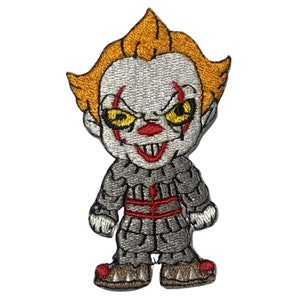 Pode incluir: Etiqueta bordada para passar a ferro de um Pennywise, o palhaço dançarino de desenho animado do filme IT. O palhaço está a usar um fato cinzento e vermelho com um colarinho branco e tem uma expressão ameaçadora com olhos amarelos e um sorriso vermelho.