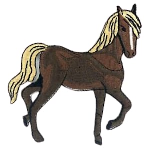 Pode incluir: Um cavalo castanho com uma crina e cauda de cor castanho claro. O cavalo está em pé sobre as quatro patas e olha para a direita.