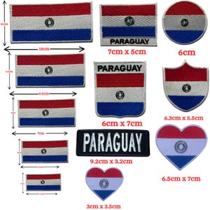 Puede incluir: Una colección de parches bordados con la bandera de Paraguay en varias formas y tamaños, incluyendo diseños rectangulares, circulares, de escudo y de corazón. Algunos incluyen el texto PARAGUAY, con dimensiones de 3cm a 18cm.