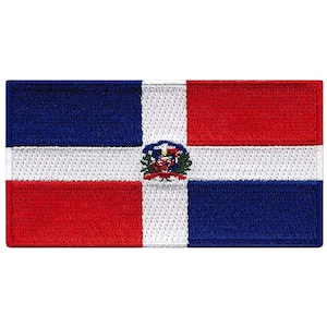 Puede incluir: Un parche bordado con la bandera de la República Dominicana. La bandera está dividida en cuatro franjas horizontales de azul, blanco, rojo y blanco, con el escudo nacional en el centro de la franja blanca.