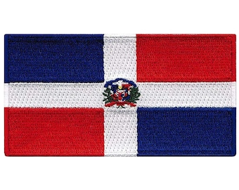 Könnte beinhalten: Ein gestickter Aufnäher mit der Flagge der Dominikanischen Republik. Die Flagge ist in vier horizontale Streifen in den Farben Blau, Weiß, Rot und Weiß unterteilt, wobei das Staatswappen in der Mitte des weißen Streifens platziert ist.