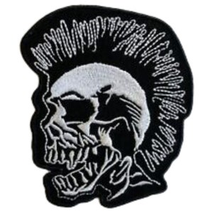 Könnte beinhalten: Schwarz-weiß gestickter Patch eines Schädels mit Irokesenschnitt. Der Schädel ist nach links gerichtet und hat ein detailliertes Design.
