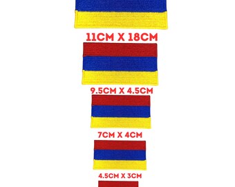 Könnte beinhalten: Fünf gestickte Aufnäher der armenischen Flagge in verschiedenen Größen. Die Flagge ist rot, blau und gelb. Die Aufnäher sind 11 cm x 18 cm, 9,5 cm x 4,5 cm, 7 cm x 4 cm, 4,5 cm x 3 cm und 3 cm x 2 cm groß.