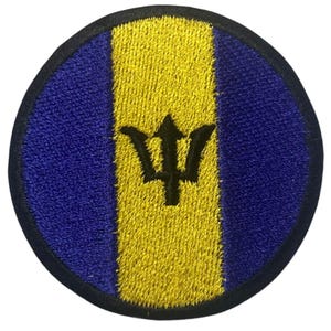 Könnte beinhalten: Ein runder gestickter Aufnäher mit der Flagge von Barbados. Die Flagge ist gelb mit einem schwarzen Dreizack in der Mitte und blauen Streifen auf beiden Seiten.