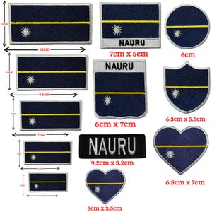 Puede incluir: Una colección de parches bordados con el diseño de la bandera de Nauru en varias formas y tamaños, incluyendo rectángulos, círculos, escudos y corazones. Algunos parches incluyen el texto NAURU. Las dimensiones varían de 3 cm a 18 cm de ancho.