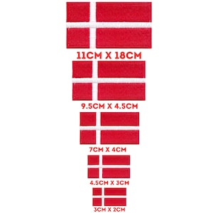 Puede incluir: Cinco banderas danesas bordadas en diferentes tamaños, que van desde 3 cm x 2 cm hasta 11 cm x 18 cm.