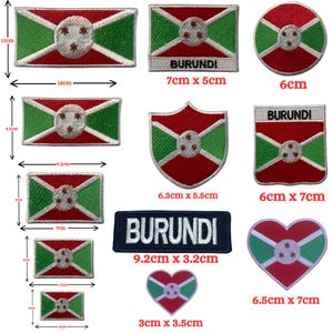 Può includere: Una collezione di toppe con la bandiera del Burundi in varie forme e dimensioni. Le toppe presentano i colori della bandiera: rosso, verde e bianco, con un disegno centrale. Le dimensioni variano da 3 cm a 18 cm di lunghezza.