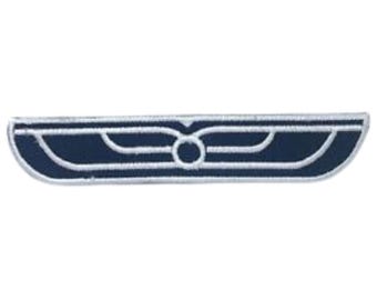 Könnte beinhalten: Ein blauer und weißer gestickter Aufnäher mit einem stilisierten Flügeldesign. Die Flügel sind weiß umrandet und die Mitte des Aufnähers zeigt einen weißen Kreis.