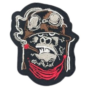 Pode incluir: Patch bordado com um macaco de desenho animado usando um capacete de aviador de couro marrom com óculos, uma bandana vermelha e fumando um cigarro. O macaco tem uma expressão travessa.