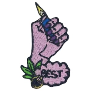 Peut inclure: Écusson brodé représentant une main rose stylisée tenant un briquet avec une flamme. L'écusson comprend le mot "BEST" en lettres noires sur une forme de nuage rose et un motif de feuilles vertes et jaunes.