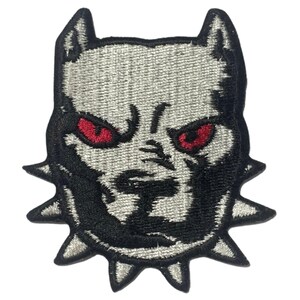 Puede incluir: Parche bordado para planchar con la cabeza de un perro pit bull gris con ojos rojos y un collar negro con pinchos.