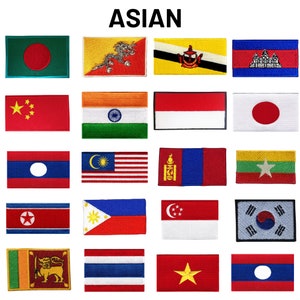 Peut inclure: Une collection de 16 patchs brodés représentant les drapeaux de pays asiatiques. Les patchs sont disposés en quatre rangées de quatre, avec le mot "ASIAN" imprimé au-dessus de la rangée supérieure. Les drapeaux incluent le Bangladesh, le Bhoutan, le Brunei, le Cambodge, la Chine, l'Inde, l'Indonésie, le Japon, le Laos, la Malaisie, la Mongolie, le Myanmar, la Corée du Nord, les Philippines, Singapour, la Corée du Sud, le Sri Lanka, la Thaïlande et le Vietnam.