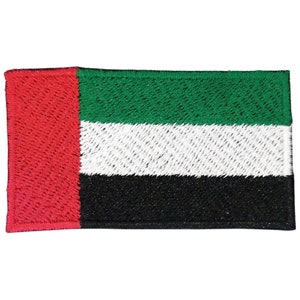Op de afbeelding: Een geborduurde patch met de vlag van de Verenigde Arabische Emiraten. De vlag is groen, wit en zwart met een rode verticale streep aan de linkerkant.