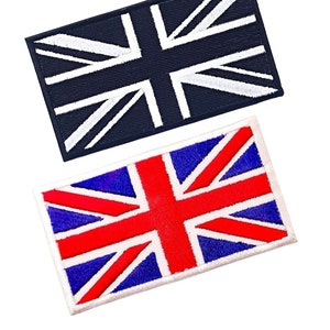 Peut inclure: Deux patchs brodés représentant le drapeau de l'Union Jack. Un patch est noir avec des coutures blanches, et l'autre est blanc avec des coutures rouges et bleues.