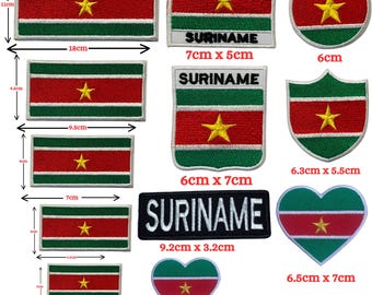 Könnte beinhalten: Eine Sammlung bestickter Aufnäher mit der Flagge von Suriname in verschiedenen Formen und Größen, darunter Rechtecke, Kreise, Schilde und Herzen. Einige Aufnäher tragen den Text SURINAME, mit Maßen von 3cm bis 18cm.