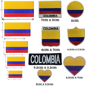 Op de afbeelding: Een verzameling geborduurde patches met de vlag van Colombia. De patches hebben verschillende vormen, waaronder rechthoeken, cirkels en harten. Het vlagontwerp bestaat uit gele, blauwe en rode horizontale strepen. Sommige patches bevatten het woord "COLOMBIA".
