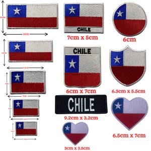 Puede incluir: Una colección de parches bordados con la bandera de Chile en varias formas, incluyendo rectángulos, círculos, escudos y corazones. Algunos parches incluyen el texto CHILE. Las dimensiones varían desde 3cm por 2cm hasta 18cm por 11cm.