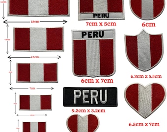 Könnte beinhalten: Eine Sammlung bestickter Aufnäher mit der rot-weißen Flagge Perus in verschiedenen Formen wie Rechtecken, Kreisen, Schilden und Herzen. Einige Aufnäher tragen den Schriftzug PERU. Die Abmessungen reichen von 3 cm bis 18 cm in der Breite.