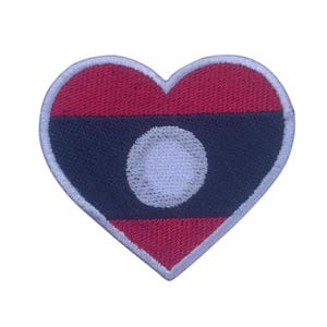 Puede incluir: Un parche bordado en forma de corazón rojo, blanco y azul con la bandera de Laos.