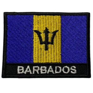Könnte beinhalten: Ein gestickter Aufnäher mit der Flagge von Barbados. Die Flagge ist blau mit einem gelben Streifen in der Mitte und einem schwarzen Dreizacksymbol. Die Worte "BARBADOS" sind in weiß auf schwarzem Hintergrund unter der Flagge geschrieben.