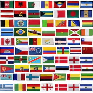 Peut inclure: Une collection de patchs rectangulaires en tissu, chacun représentant un drapeau national différent. Les drapeaux présentent une variété de couleurs et de motifs, représentant des pays du monde entier. Les patchs sont disposés de manière ordonnée.