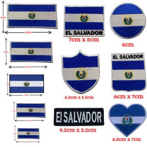 Peut inclure: Un ensemble de dix patchs brodés thermocollants représentant le drapeau du Salvador dans différentes formes et tailles, notamment un rectangle, un cercle, un bouclier et un cœur. Les patchs sont tous blancs avec des rayures bleues et blanches et un emblème central. Les patchs sont étiquetés avec leurs dimensions en centimètres.