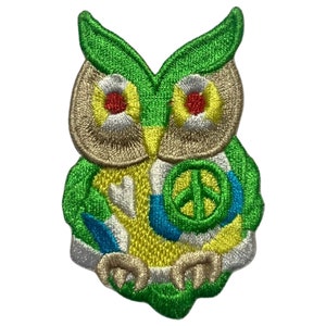 Könnte beinhalten: Gestickter Eulen-Aufnäher mit Friedenszeichen. Die Eule hat grüne, gelbe, blaue und beige Details. Die Augen sind rot. Geeignet zum Aufnähen auf Jacken, Taschen oder andere Textilien.
