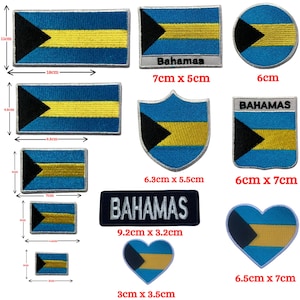 Può includere: Una collezione di toppe ricamate raffiguranti la bandiera delle Bahamas in varie forme e dimensioni, tra cui rettangoli, cerchi, scudi e cuori. Alcune toppe includono il testo Bahamas. Le dimensioni variano da 3 cm a 18 cm.