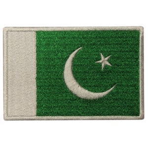 Op de afbeelding: Geborduurde patch met de vlag van Pakistan. Het ontwerp omvat een groen veld met een witte maan en ster, en een witte verticale streep. De patch heeft een rechthoekige vorm met een gestikte rand.