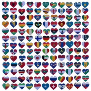Puede incluir: Una colección de 100 parches en forma de corazón que muestran banderas de diferentes países de todo el mundo. Los parches están dispuestos en una cuadrícula, con cada parche teniendo un borde blanco.