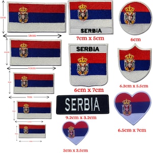 Pode incluir: Uma coleção de patches da bandeira sérvia em várias formas e tamanhos. Os patches apresentam o brasão sérvio e as cores vermelho, azul e branco. Os tamanhos variam de 3 cm a 18 cm de comprimento.