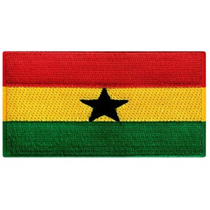 Puede incluir: Una bandera roja, amarilla y verde con una estrella negra de cinco puntas en el centro. La bandera está hecha de tela y tiene una superficie texturizada.