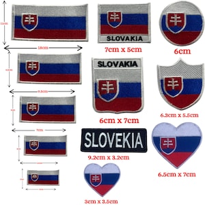 Pode incluir: Uma coleção de patches da bandeira da Eslováquia em várias formas e tamanhos. Os patches apresentam o brasão eslovaco e as cores vermelho, branco e azul. Os tamanhos variam de 3 cm a 18 cm de comprimento.