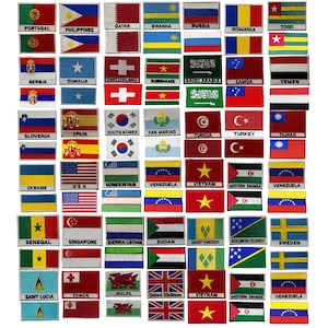 Può includere: Una collezione di toppe ricamate con bandiere di vari paesi, tra cui l'Italia, il Vietnam e il Regno Unito. Ogni toppa presenta il disegno della bandiera e il nome del paese. Le bandiere sono di vari colori e disegni.