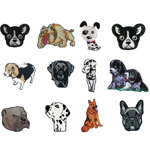 Peut inclure: Collection de patchs brodés représentant des chiens de différentes races, dont un bouledogue, un dalmatien et un berger allemand. Les patchs présentent des motifs détaillés avec une variété de couleurs et de styles.