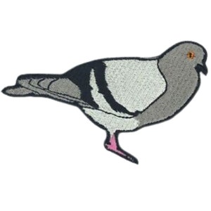 Może przedstawiać: Naszywka haftowana przedstawiająca szarego gołębia z czarnymi paskami na skrzydłach i różową łapą. Gołąb ma pomarańczowe oko.