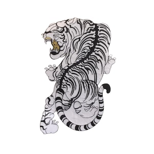 Puede incluir: Un tigre blanco con rayas negras se representa en un estilo japonés tradicional. El tigre se muestra en una pose dinámica, con la boca abierta y las garras extendidas. La imagen se representa en un estilo gráfico simple, con líneas gruesas y un mínimo de detalles.