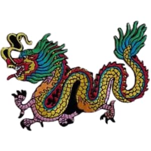 Könnte beinhalten: Ein bunter gestickter Bügeleisen-Aufnäher mit einem gelben, grünen und roten Drachen mit einem eingerollten Schwanz und einem grimmigen Ausdruck.