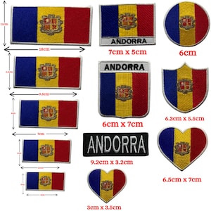 以下が含まれることがあります： さまざまな形とサイズの、アンドラの国旗パッチのコレクション。パッチは、青、黄、赤の背景にアンドラの紋章を表示しています。サイズは3cm x 3.5cmから18cm x 11cmまであります。