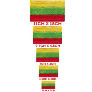 Op de afbeelding: Vijf geborduurde patches van de Litouwse vlag in verschillende maten. De vlag is geel, groen en rood. De patches zijn 11 cm x 18 cm, 9,5 cm x 4,5 cm, 7 cm x 4 cm, 4,5 cm x 3 cm en 3 cm x 2 cm.
