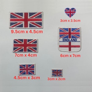 Könnte beinhalten: Fünf verschiedene Größen von Bügelbildern mit der Union Jack Flagge des Vereinigten Königreichs. Die Patches haben verschiedene Formen, darunter ein Herz, ein Schild und ein Rechteck. Die Patches sind alle weiß mit roten und blauen Stickereien. Der Text "ENGLAND" ist auf dem schildförmigen Patch gestickt. Die Patches werden auf weißem Hintergrund gezeigt.