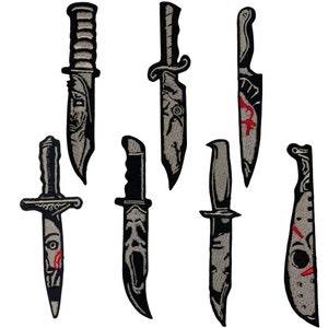 Può includere: Set di sette toppe da stirare ricamate in nero e argento con diversi disegni di coltelli. I coltelli hanno dettagli rossi e bianchi.