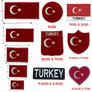 Puede incluir: Surtido de parches de la bandera turca en varios tamaños y estilos. Los parches presentan un fondo rojo con una luna creciente blanca y una estrella. Algunos parches incluyen la palabra "TURKEY" en letras blancas.