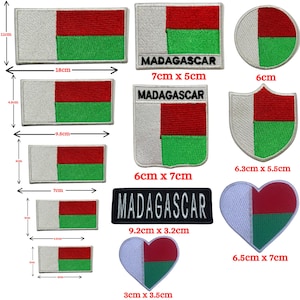 Puede incluir: Un conjunto de parches bordados con la bandera de Madagascar. Los parches tienen varias formas, incluyendo rectángulos, un escudo, un círculo y un corazón. El diseño de la bandera incluye secciones blancas, rojas y verdes. Los tamaños varían de 3 cm a 18 cm.