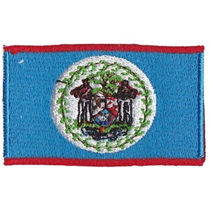 Può includere: Una toppa ricamata con lo stemma del Belize, circondato da una corona di alloro verde, su sfondo blu con bordo rosso.