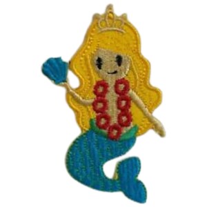 Peut inclure: Un patch brodé thermocollant représentant une sirène avec une couronne, des cheveux blonds, un collier de fleurs rouges et un coquillage bleu dans la main. Sa queue est bleue et verte.